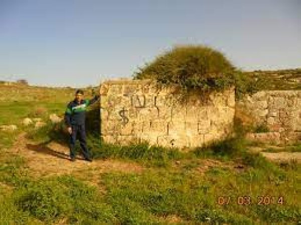 انا اقف بجانب جابية الناس( الحوض المخصص للشرب) وفي منتصف المسافة في قاعدة الجابية توجد ماسورة مخصصة لشرب الناس / وعلى يساري جابية الاغنام