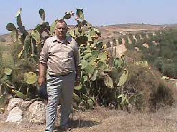 دكتور فؤاد مسلم القواسمي بجانب صبر بركوسيا. الصبر جرّف ولا يعكس واقع ٤٨