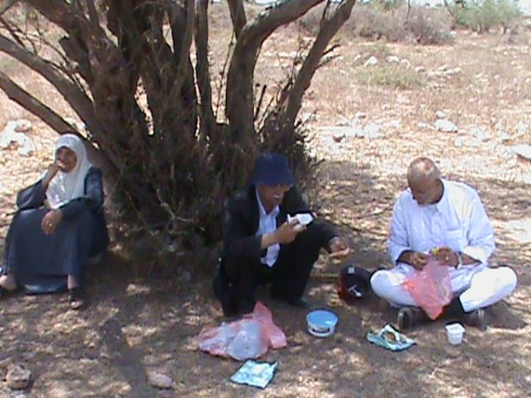 الحاج ابو فؤاد مسلم القواسمي والحاجة ام فؤاد يتناولون طعام الغداء في برقوسية قرب الجرون