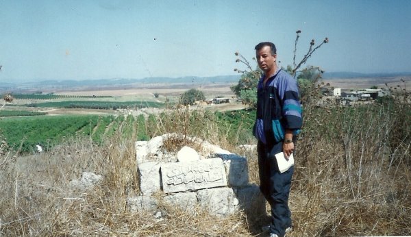قبر عثمان عبدالهادي خشان القاسمي- وفيي الصورة عبد الفتاح القواسمي