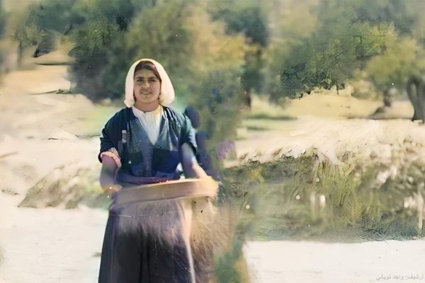 صورة ملونة لفتاة من بيت ساحور في بداية القرن الماضي، من أرشيف أ. واجد النوباني