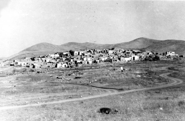 منظر عام لقرية زرعين قبل تدميرها عام 1949 منظر عام لقرية زرعين قبل تدميرها عام 1949