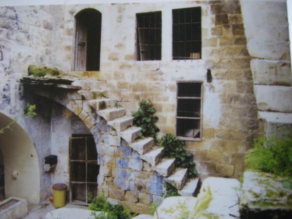 أحد منازل القرية