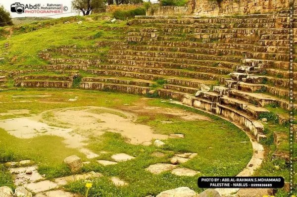 آثار في القرية