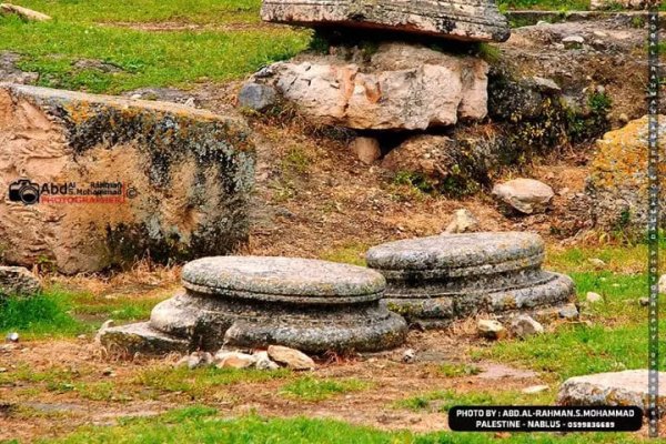 آثار في القرية