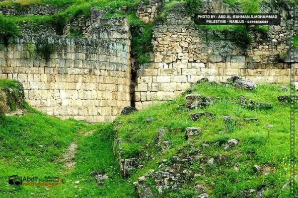 آثار في القرية