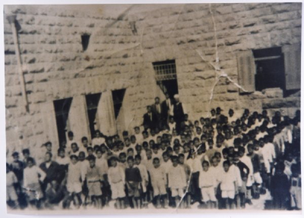مجموعة طلاب ابتدائي لمدرسة قرية بيت صفافا في القدس عام 1946.مجموهعة مصطفى عثمان مجموعة طلاب ابتدائي لمدرسة قرية بيت صفافا في القدس عام 1946.مجموهعة مصطفى عثمان