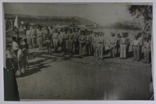 ستعراض لفرقة النجادة الكشفية في قرية بيت صفافا في القدس عام 1945 ستعراض لفرقة النجادة الكشفية في قرية بيت صفافا في القدس عام 1945