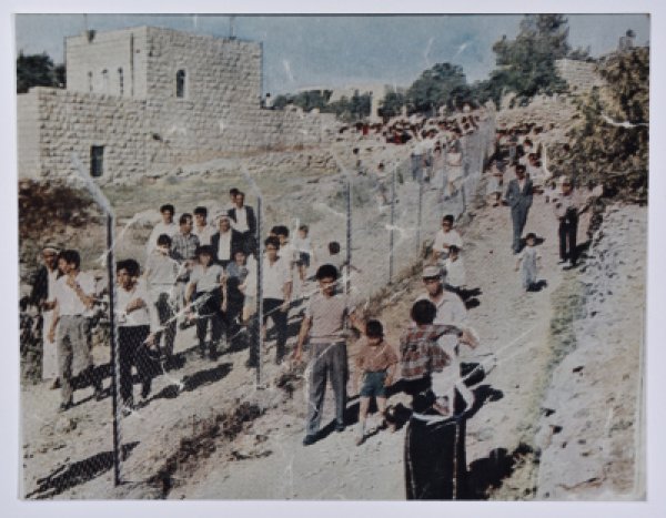 عرس فلسطيني وهو عرس صبحي السايب على جانبي الشيك الفاصل بين الجانب الذي تحت الحكم الاردني والجانب الذي تحت الاحتلال الإسرائيلي من قرية بيت صفافا عام 1962 عرس فلسطيني وهو عرس صبحي السايب على جانبي الشيك الفاصل بين الجانب الذي تحت الحكم الاردني والجانب الذي تحت الاحتلال الإسرائيلي من قرية بيت صفافا عام 1962