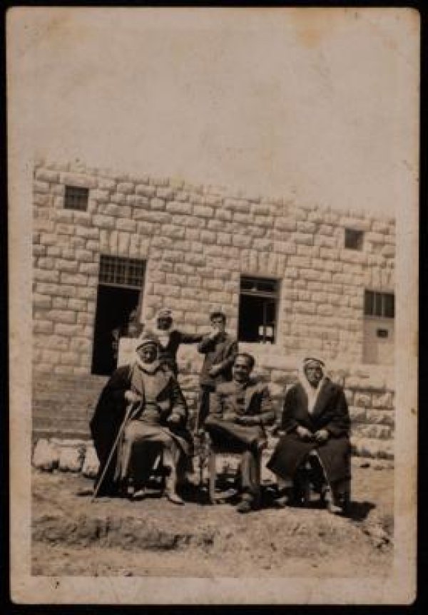 صورة التقطت عام 1960، يظهر فيها حسن الخطيب مع وجهاء قرية بيت إكسا في مدرسة بيت إكسا للبنين أثناء أعمال توسعة. صورة التقطت عام 1960، يظهر فيها حسن الخطيب مع وجهاء قرية بيت إكسا في مدرسة بيت إكسا للبنين أثناء أعمال توسعة.