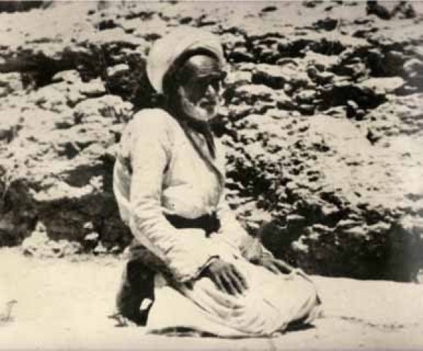 صورة قديمة منذ الثلاثينيات للشيخ حسين محمد حسين (أبو محمد) يصلي على جدار البركة الأثرية في يوم (المية)، حيث يتولى قيادة وتنظيم مشروع الري لحمولته صورة قديمة منذ الثلاثينيات للشيخ حسين محمد حسين (أبو محمد) يصلي على جدار البركة الأثرية في يوم (المية)، حيث يتولى قيادة وتنظيم مشروع الري لحمولته
